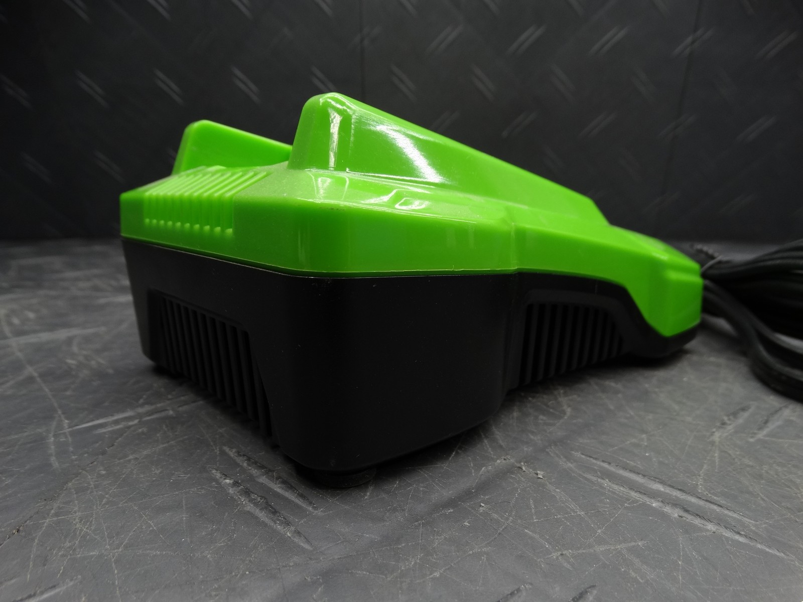Greenworks 40V Battery Charger 29482 Wall Mountable Diagnostic LED Genuine