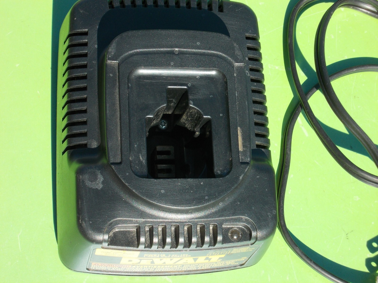 DEWALT BATTERY CHARGER 1 HOUR NICD DW9116 7.2V-18V AUTO TUNE-UP MODE OEM YELLOW