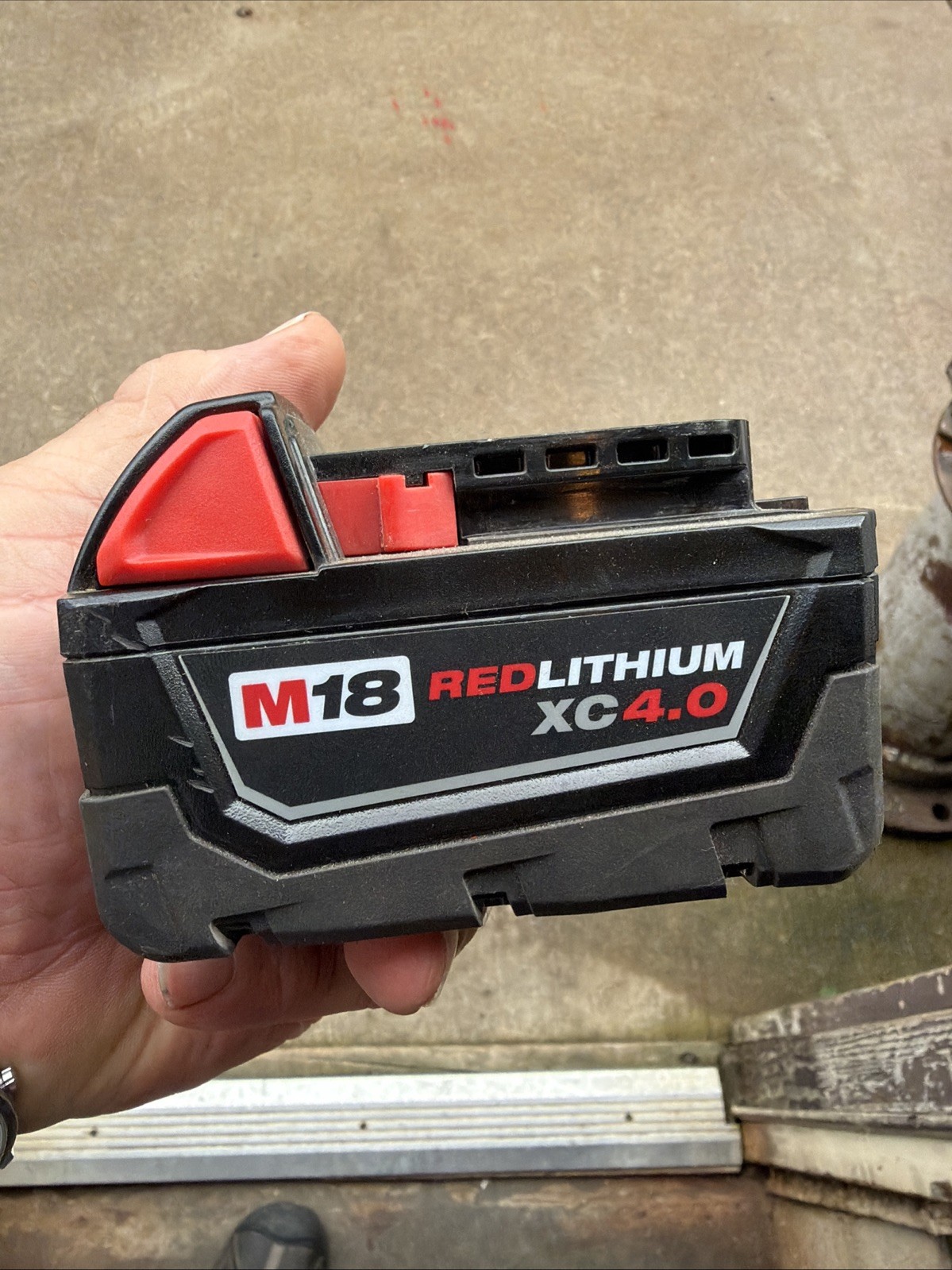 Milwaukee Tools M18 Lithium 6-Port Six Pack Battery Charger and Battery
