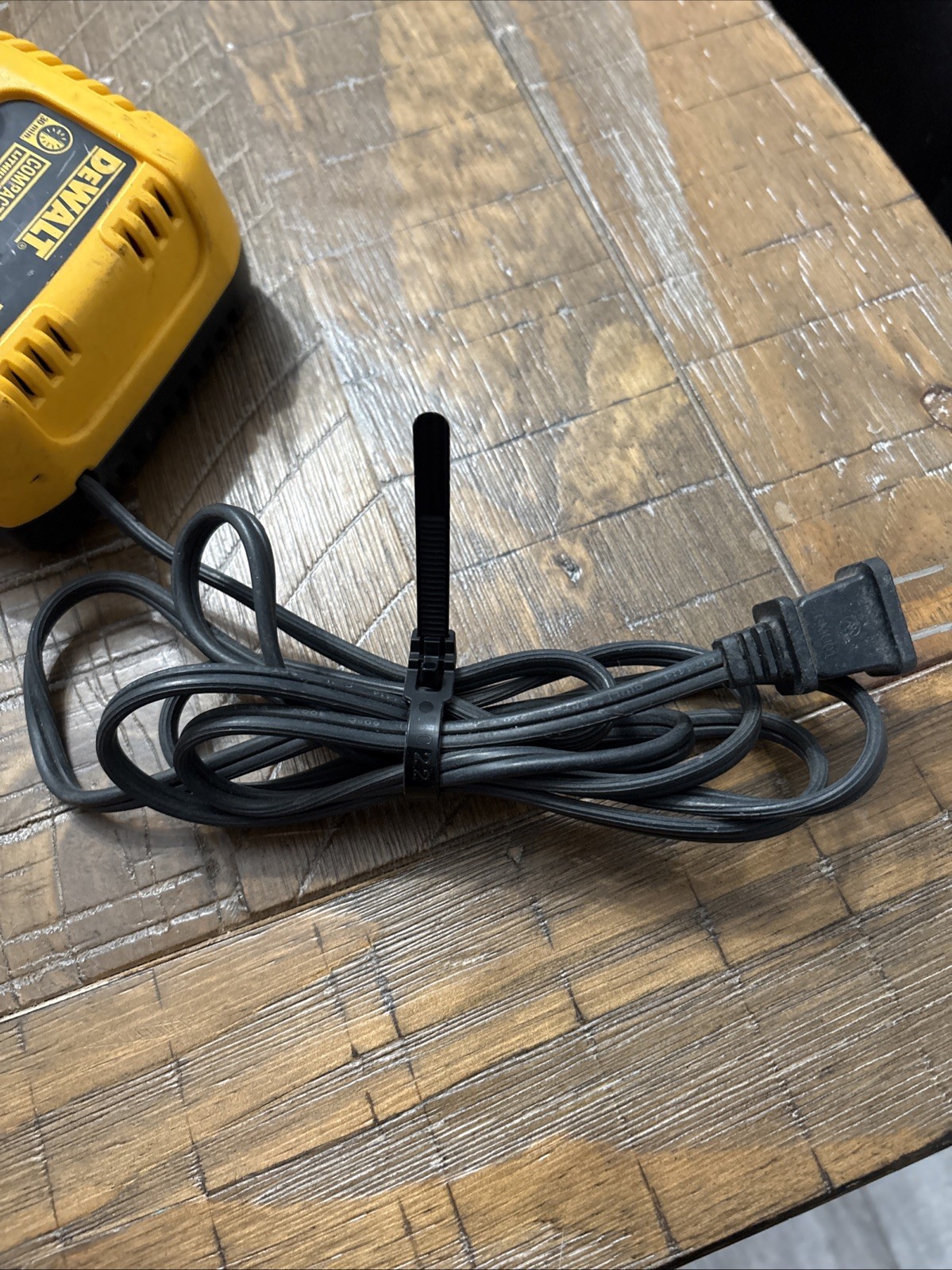 DeWalt OEM DC9310 7.2V~18V Fast Battery Charger NiCd/NiMh/Li-Ion J-1