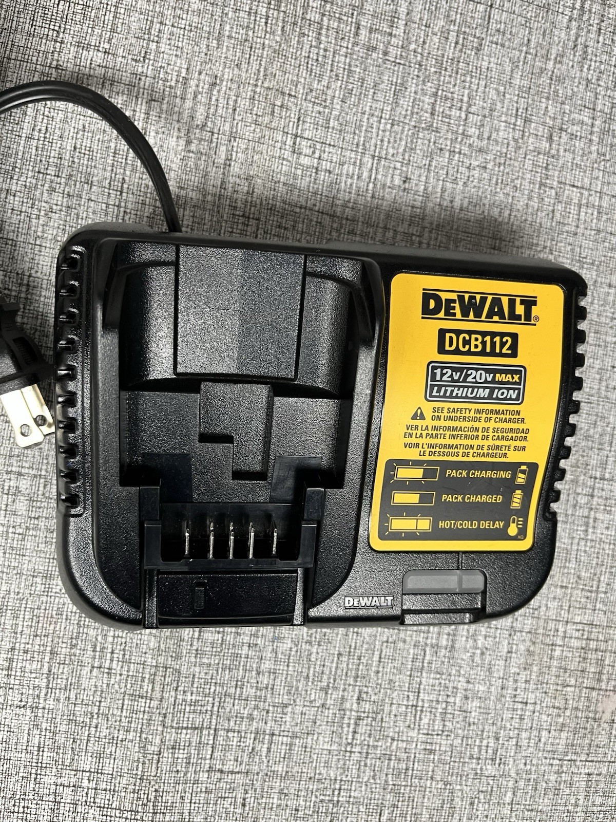 Dewalt 110-volt 12-volt max/20-volt max lithium-ion Battery Charger DCB112