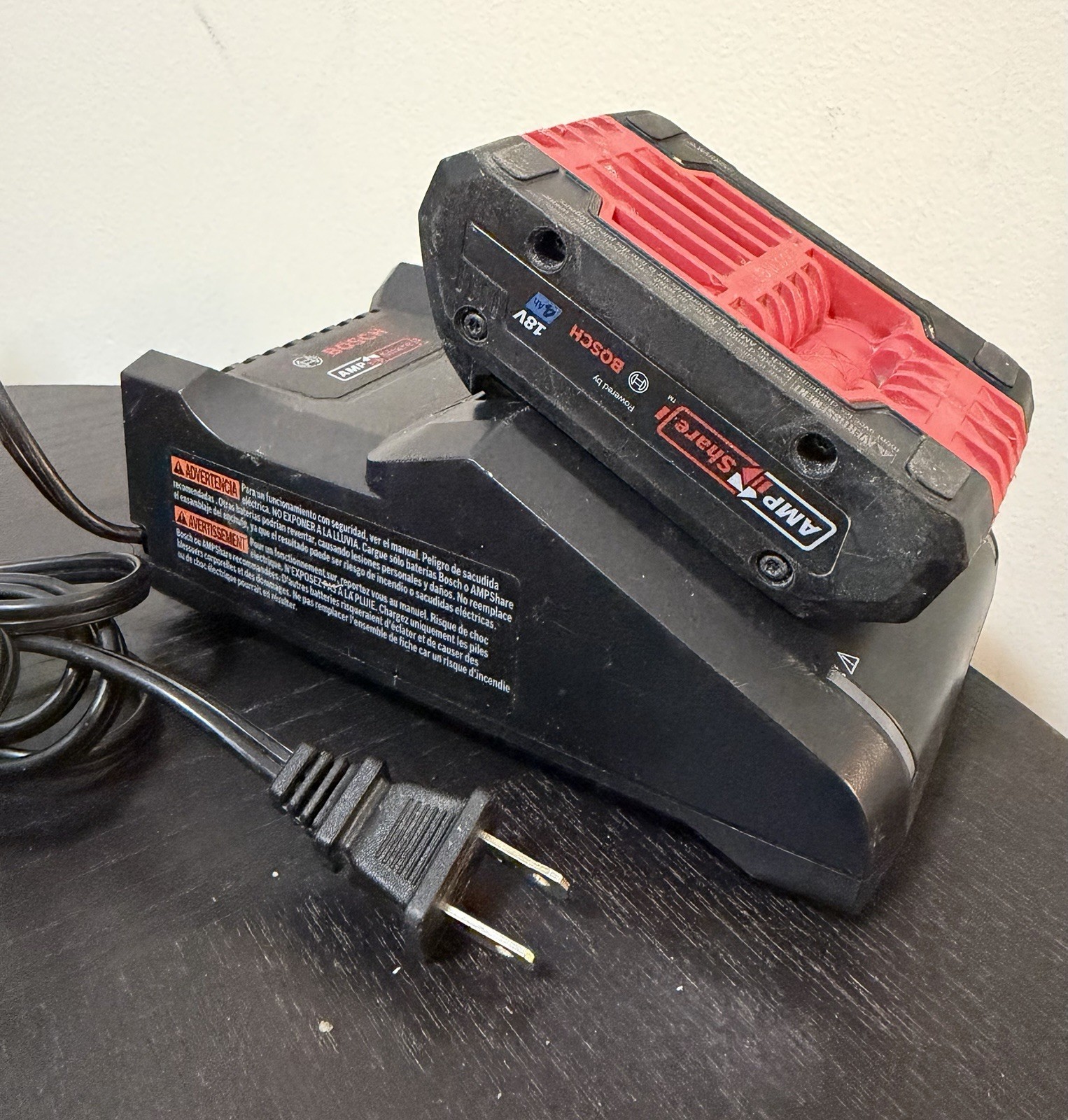 Bosch AMPShare CORE18V 18V Battery Charger w/ 4Ah Battery, Black