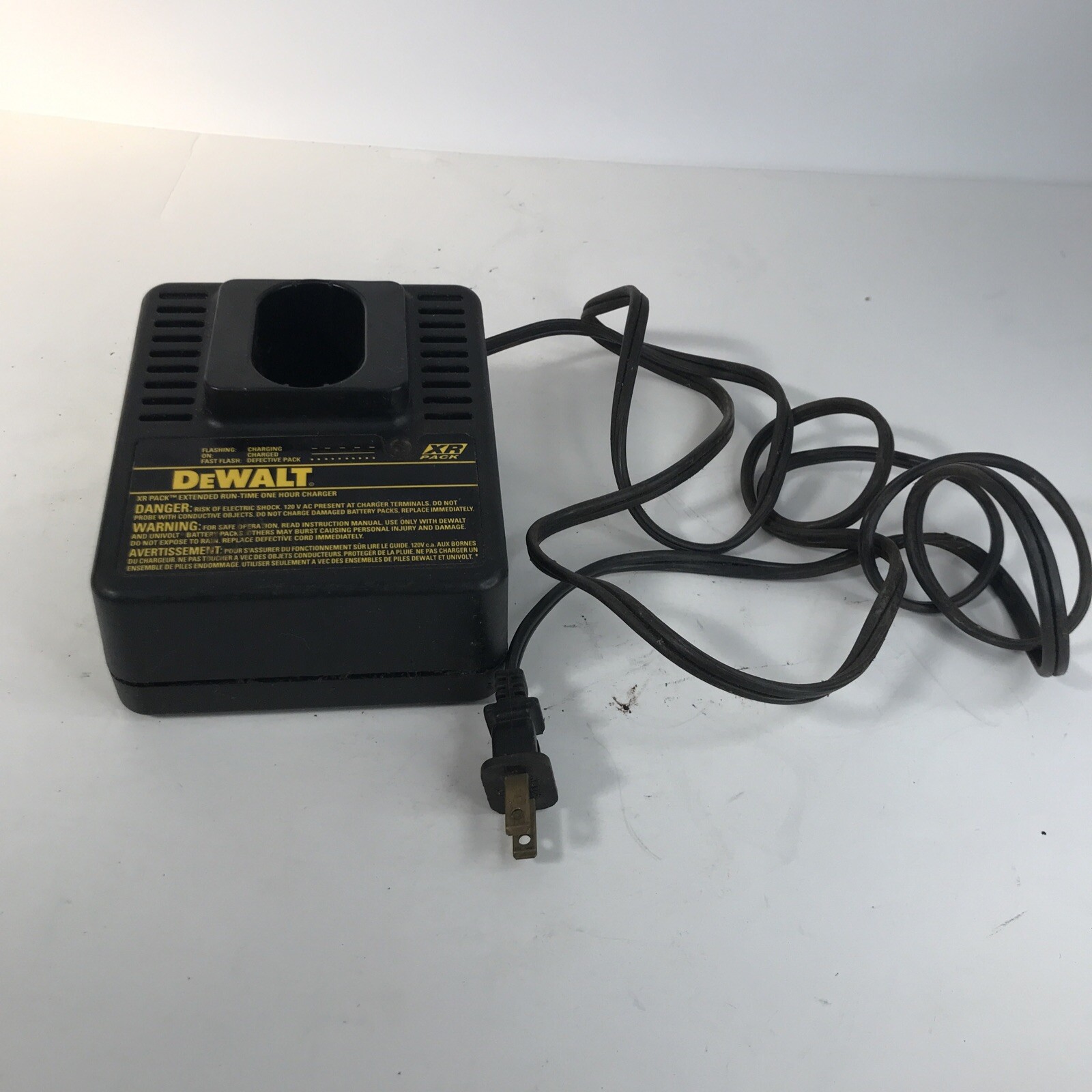 Dewalt DW9106 XR PACK Extended Run Time One Hour Battery Charger Untested