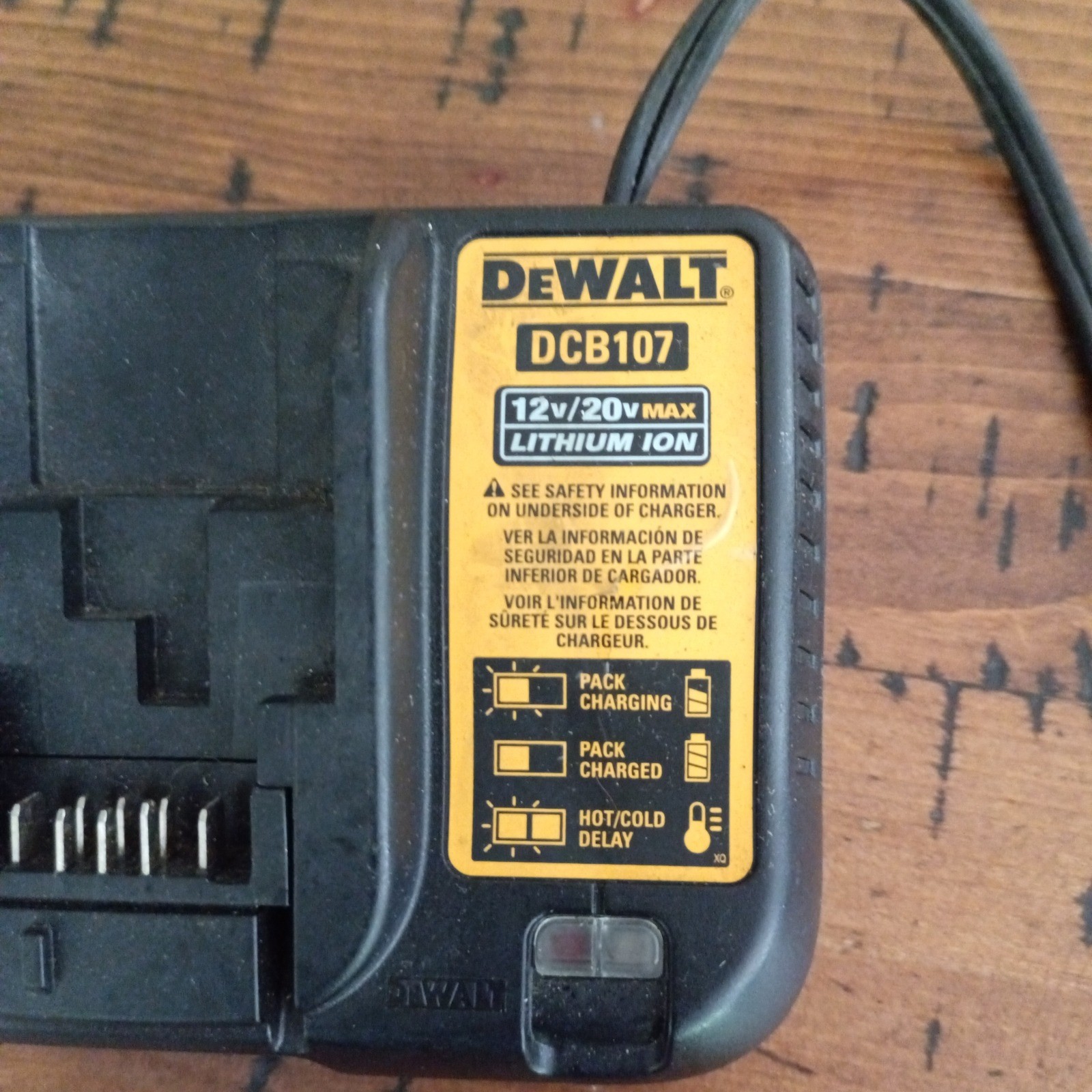 DeWalt DCB107 12V 20V Max Lithium Ion Battery Charger Black Yellow DCB107-BD b2