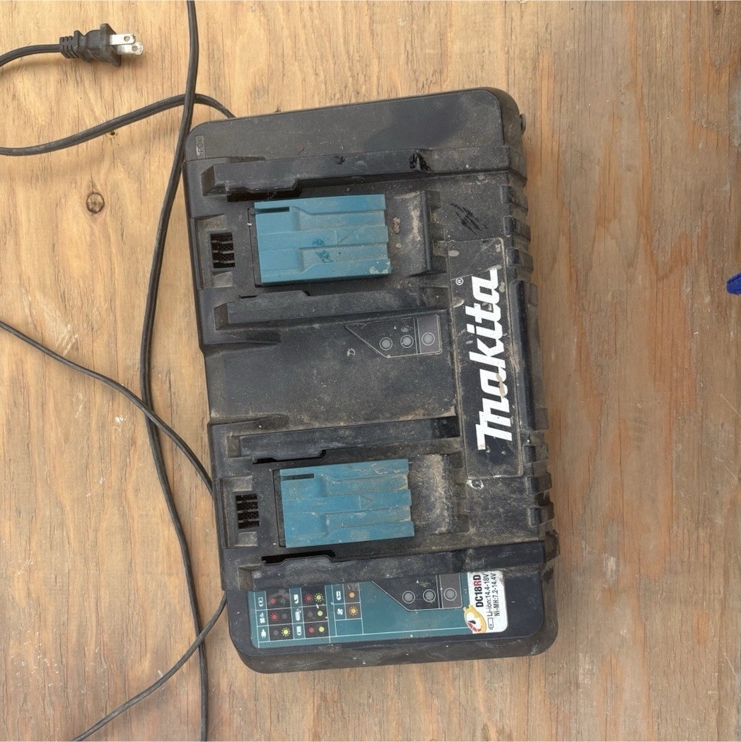 Makita DC18RD 18V Dual Port Rapid Lithium-Ion Battery Charger, Black