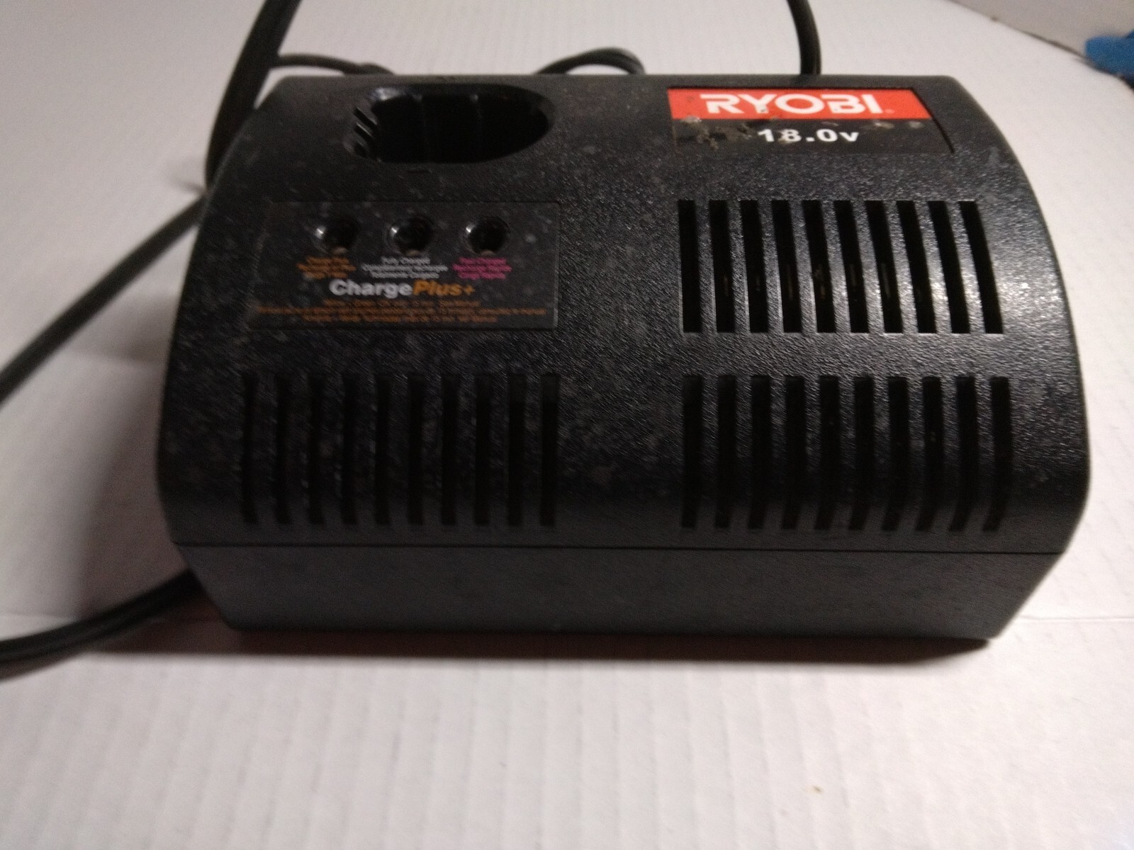 S13B RYOBI P-110 / 140237021 CHARGEPLUS+ 18 VOLT NI-CAD BATTERY CHARGER. WORKS