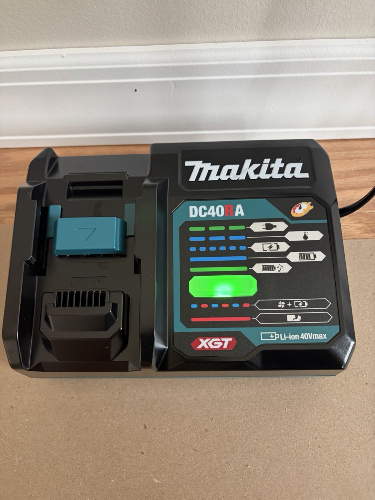 Makita DC40RA 40V Max XGT Lithium Ion Battery Charger Optimum Rapid Charger