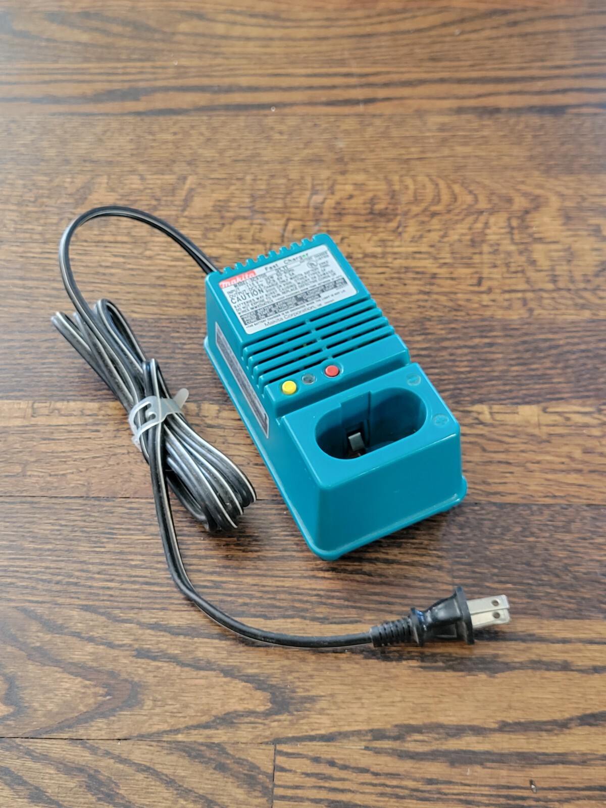 Makita Battery Fast Charger 120V 35W 60 Hz DC7.2V, DC9.6V 1.5A DC9700A DC9700