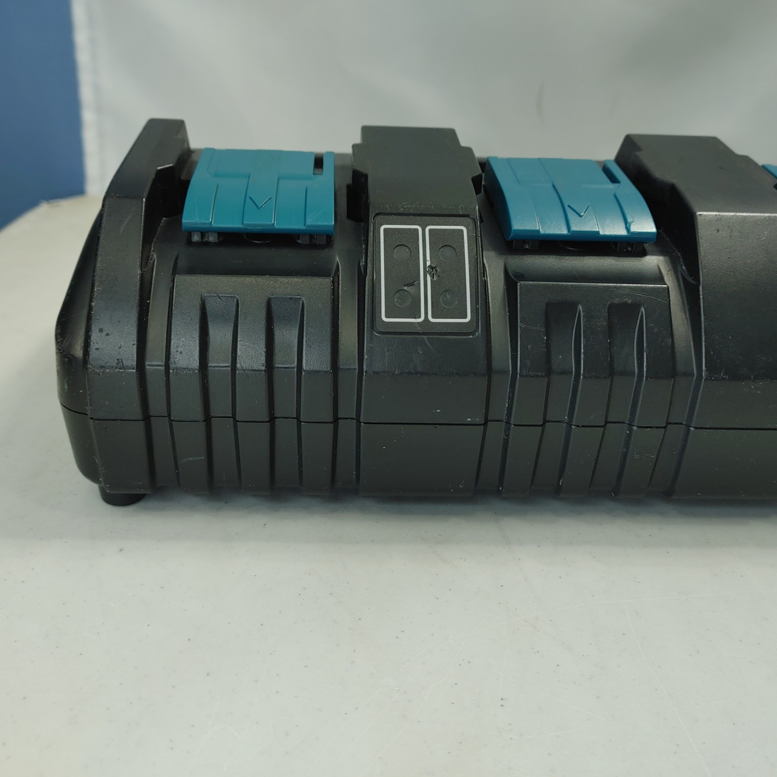 UNTESTED READ! Makita DC18SF 4-Port Lithium-Ion Multi Battery Charger 14.4V-18V