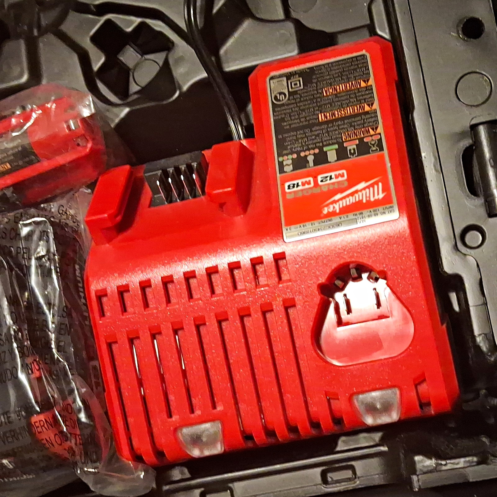 Milwaukee M12/M18 Battery Charger 18V Red – Charges 1 Battery at a Time
