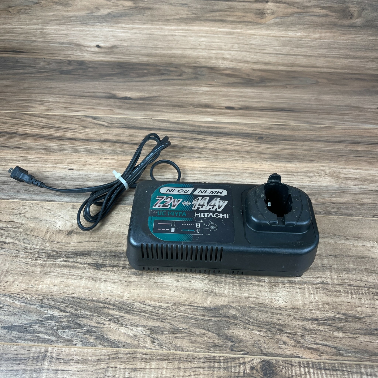 Hitachi UC14YFA Gray 14.4 Volts input 220v 56w Power Tools Battery Charger