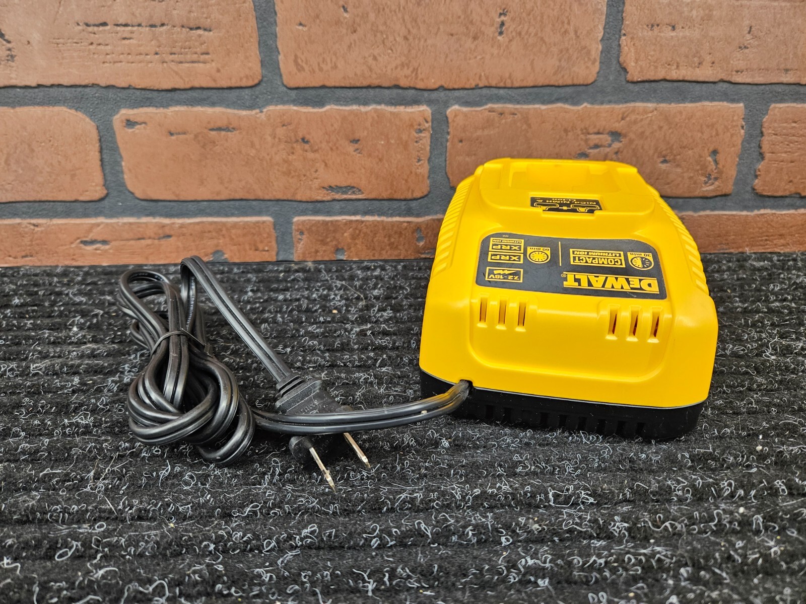 Dewalt OEM DC9310 7.2V~18V Fast Battery Charger NiCd/NiMh/Li-Ion-***PREOWNED***