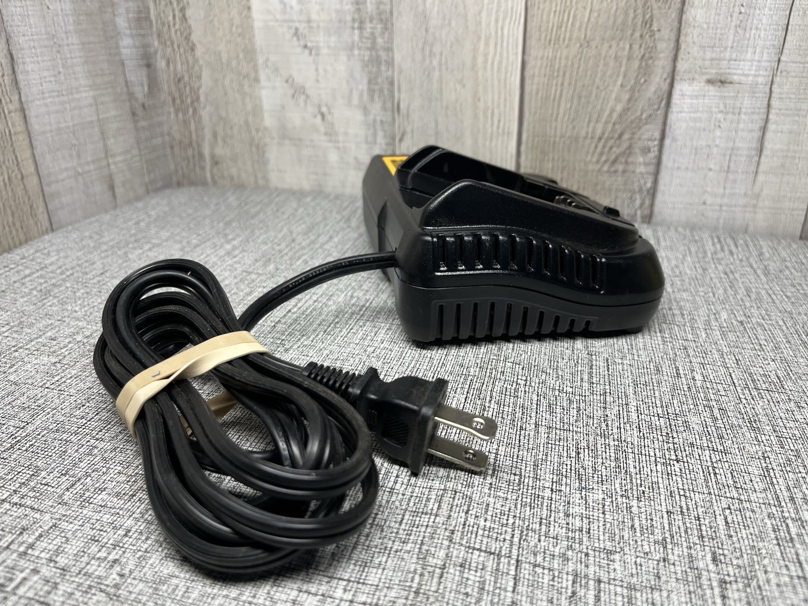 Dewalt 110-volt 12-volt max/20-volt max lithium-ion Battery Charger DCB112