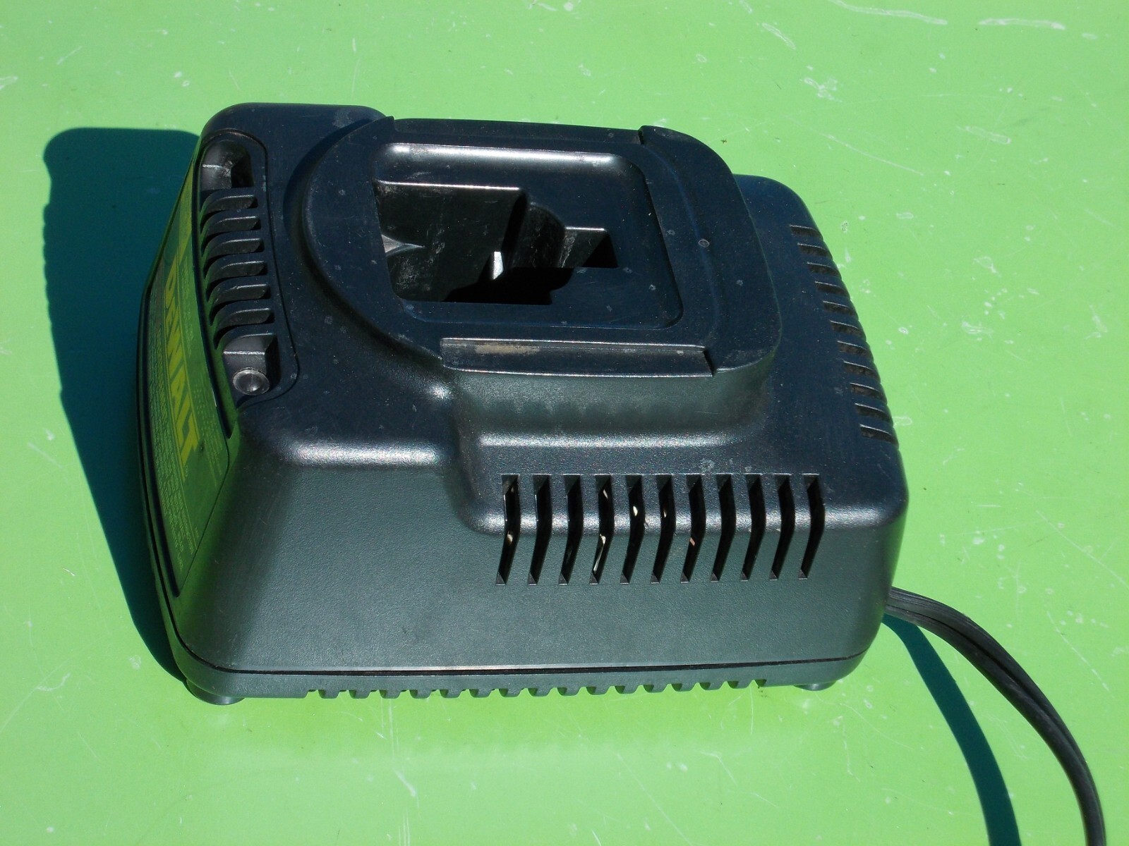 DEWALT BATTERY CHARGER 1 HOUR NICD DW9116 7.2V-18V AUTO TUNE-UP MODE OEM YELLOW