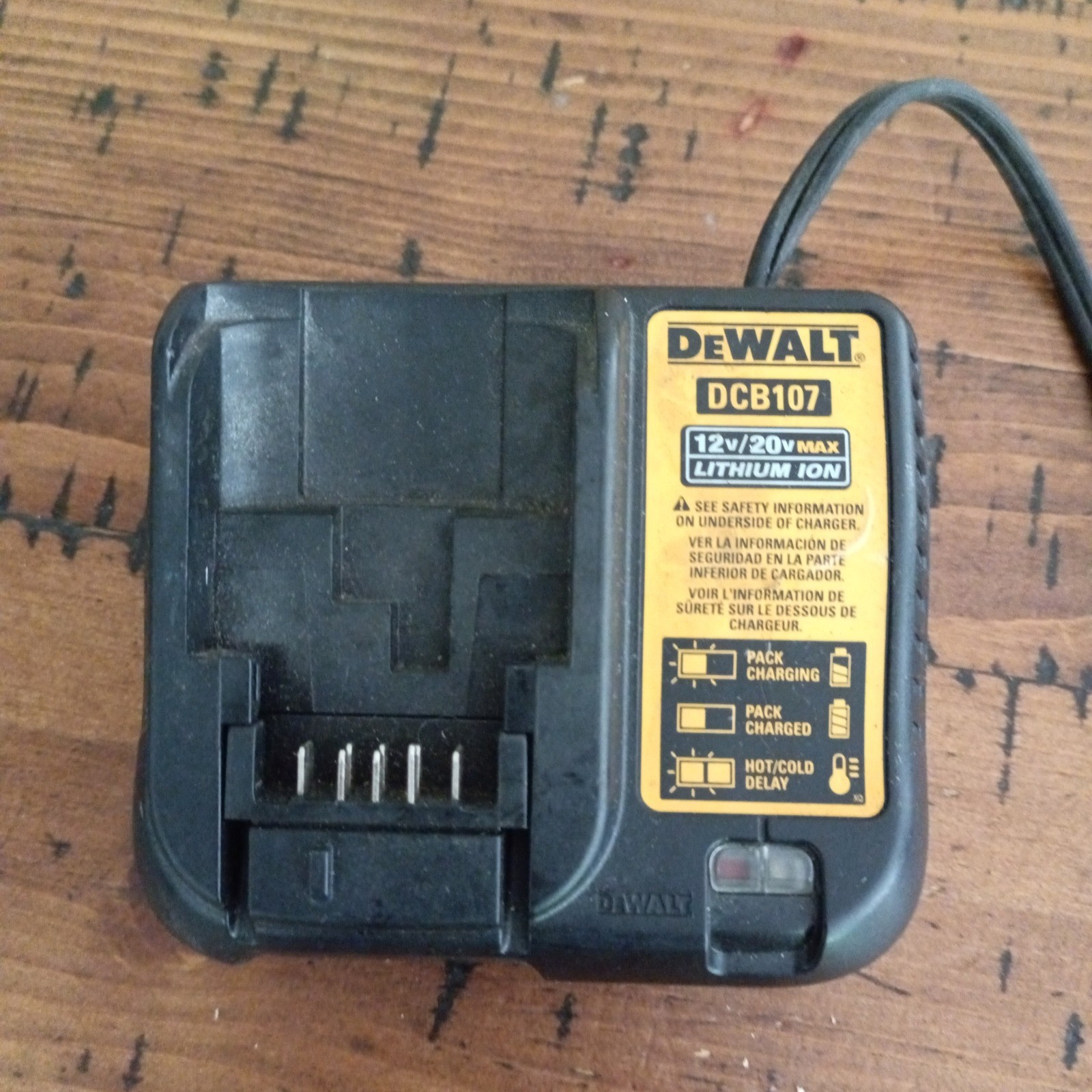DeWalt DCB107 12V 20V Max Lithium Ion Battery Charger Black Yellow DCB107-BD b2