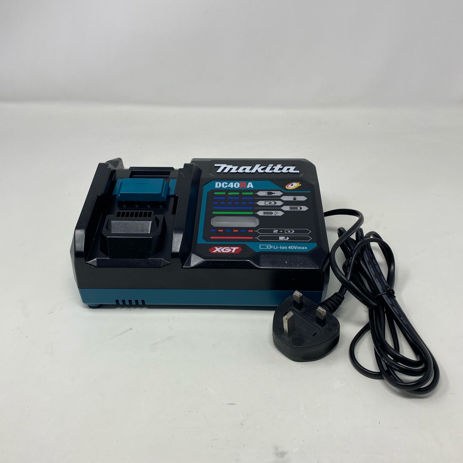 Makita DC40RA 40V XGT Rapid Charger – Black/Teal UK Plug 240V