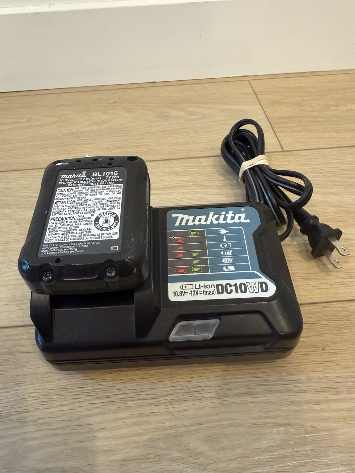 Makita DC10WD Battery Charger 10.8V-12V & Makita LITHIUM-ION 12V 1.5Ah Battery