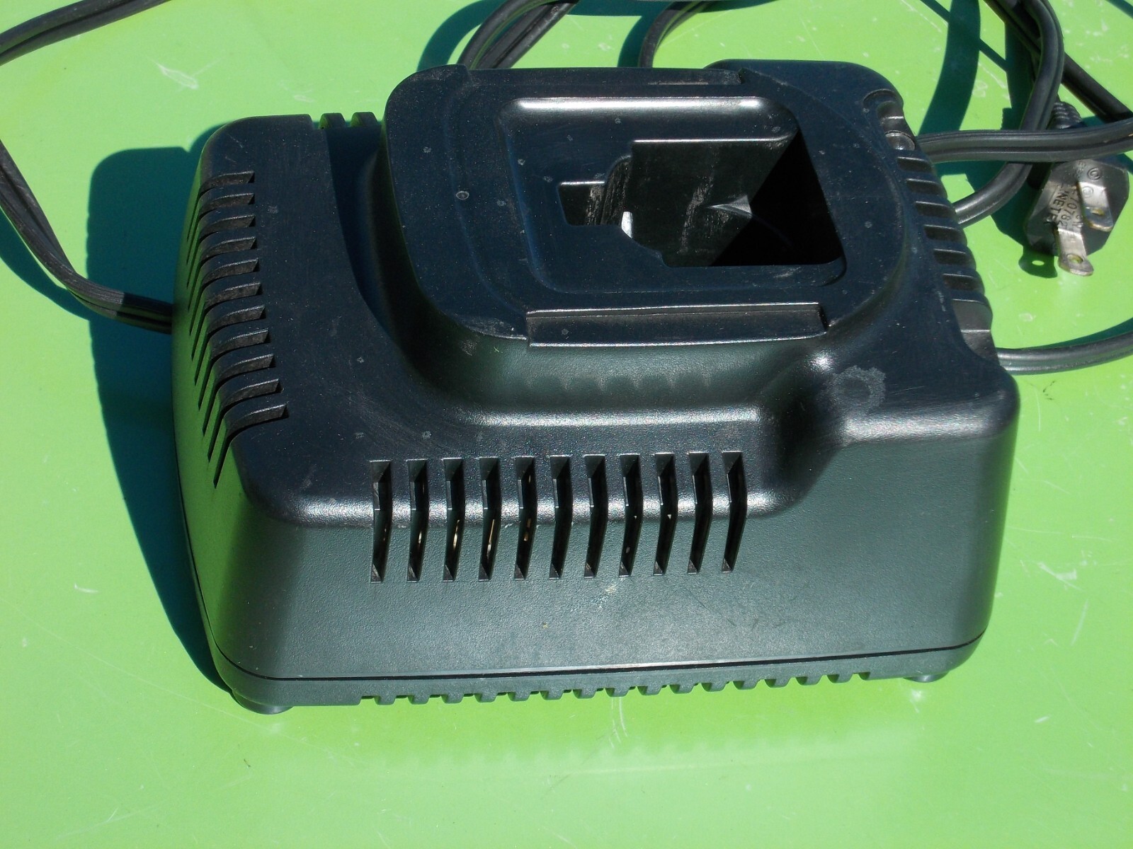 DEWALT BATTERY CHARGER 1 HOUR NICD DW9116 7.2V-18V AUTO TUNE-UP MODE OEM YELLOW