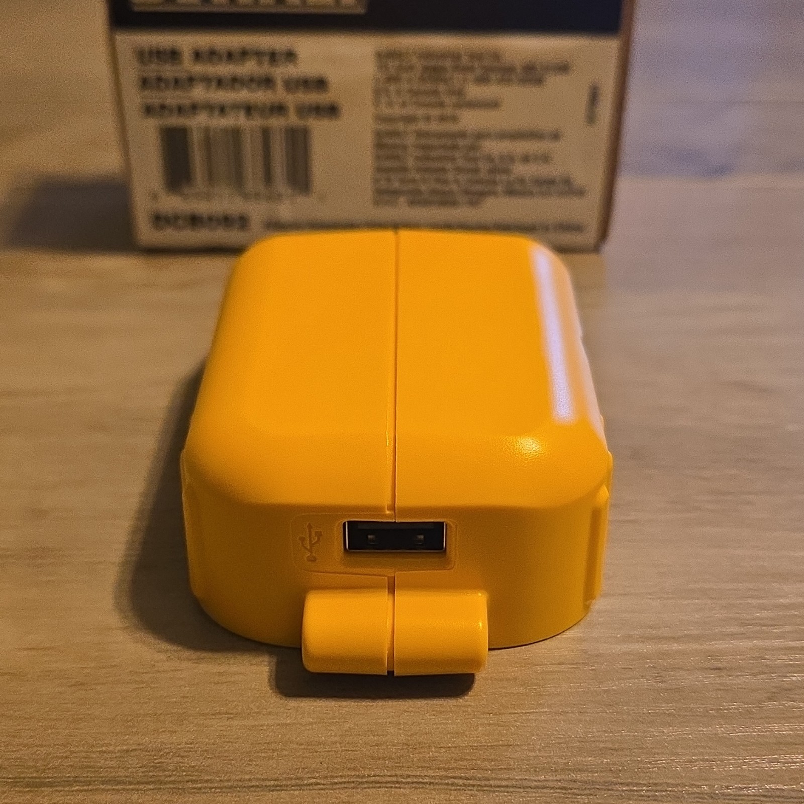 DEWALT DCB092 20V MAX USB Power Source Adapter 5V USB Output Yellow